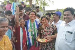 రెండు ఓట్లు ప్యాన్ గుర్తుపై వేయండి