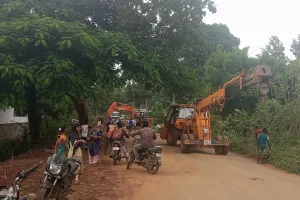 నేషనల్ హైవే కోసం చెట్ల తొలగింపు పనులు- ట్రాఫిక్కు అంతరాయం