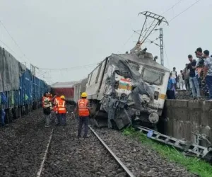 పట్టాలు తప్పిన ముంబై హౌరా మెయిల్