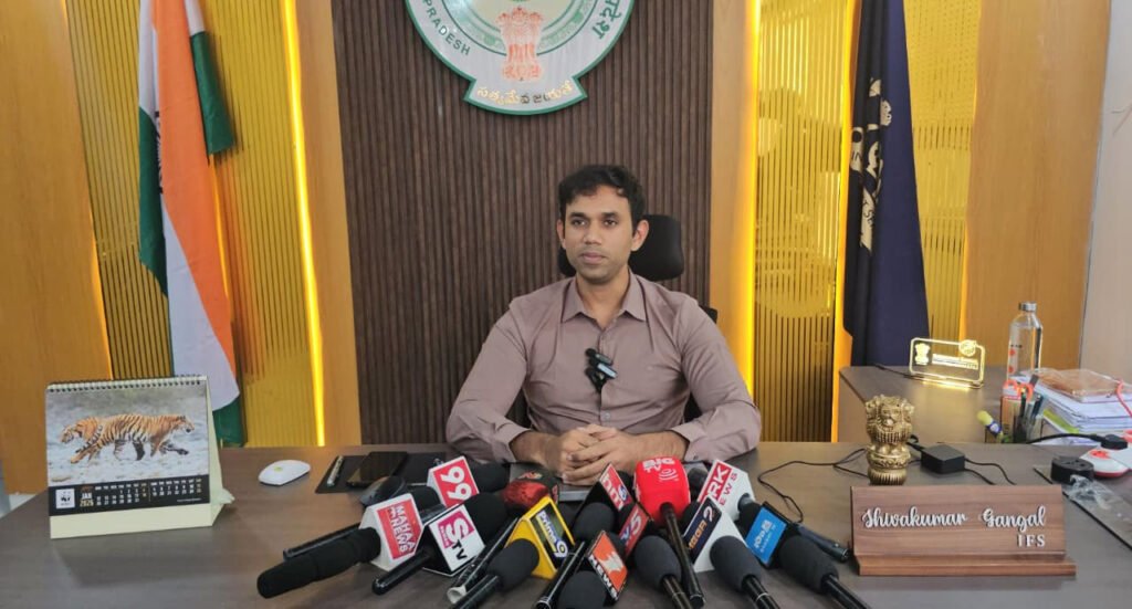 పులి సంచారంపై అప్రమత్తంగా ఉండాలి – డీఎఫ్‌ఓ శివకుమార్ గంగల్