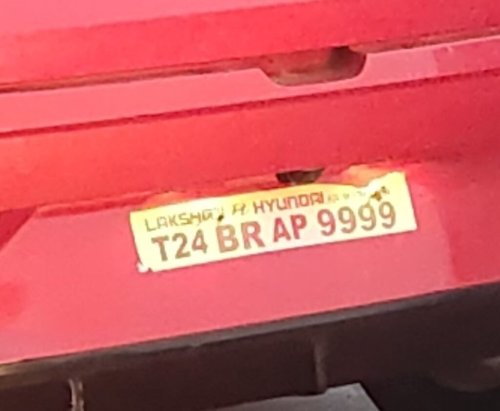 కాకినాడలో ఎరుపు రంగు కారుపై అనుమానాస్పద సైరన్ వినియోగం