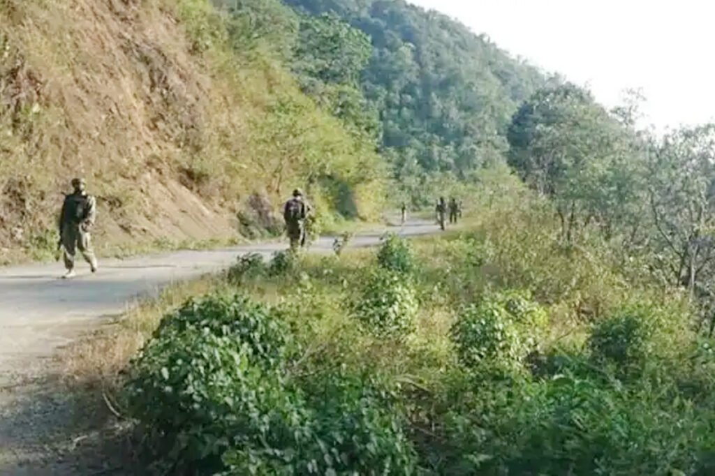 అర్ధరాత్రి ఉగ్రదాడి… నలుగురు పోలీసులకు గాయాలు