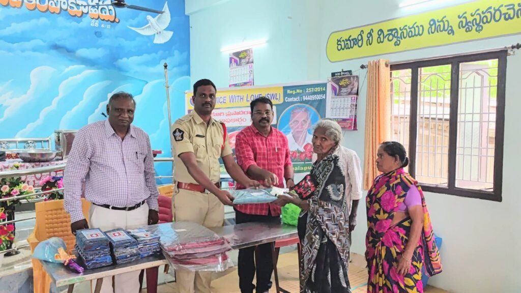 సంకూరి ప్రసాదరావు జ్ఞాపకార్థం : దుస్తుల పంపిణీ