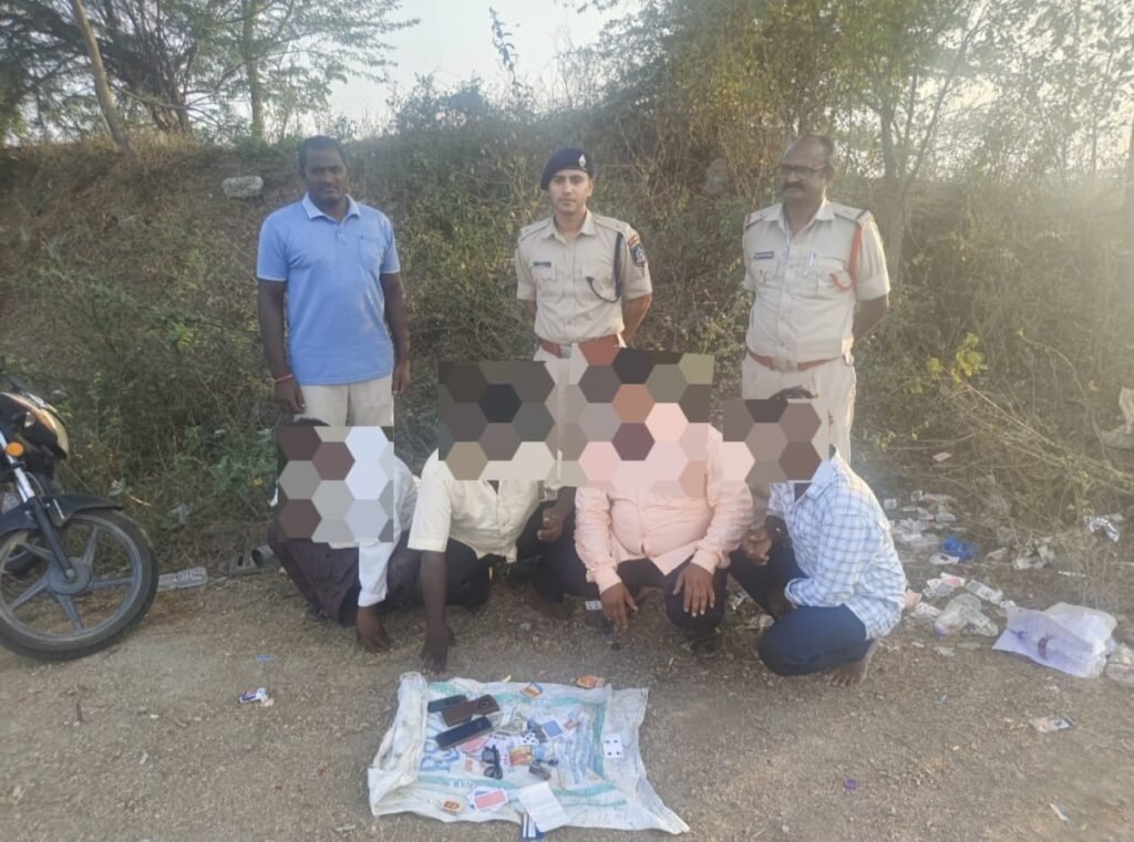 నాదెండ్ల మండలం చిరుమామిళ్లలో పేకాట స్థావరంపై దాడి