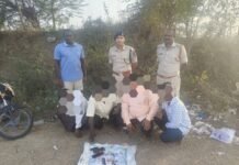 నాదెండ్ల మండలం చిరుమామిళ్లలో పేకాట స్థావరంపై దాడి