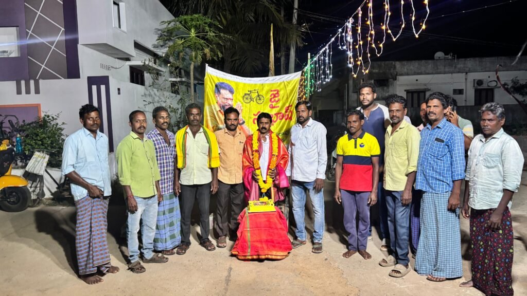 చేదువాడలో ఏఎంసీ డైరెక్టర్ రెడ్డి శేషగిరిరావుకు సన్మానం