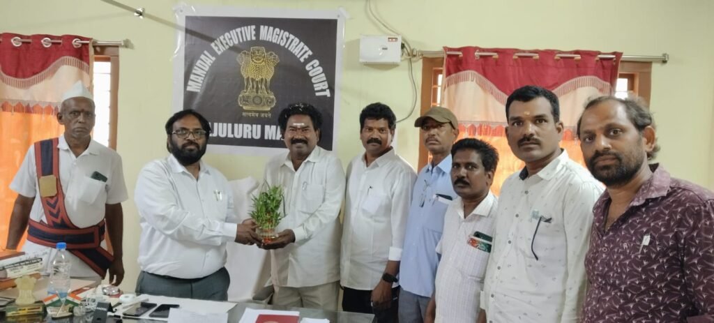 ఎమ్మార్వో, ఎంపీడీవోలను మర్యాదపూర్వకంగా కలిసిన వర్కింగ్ జర్నలిస్టులు