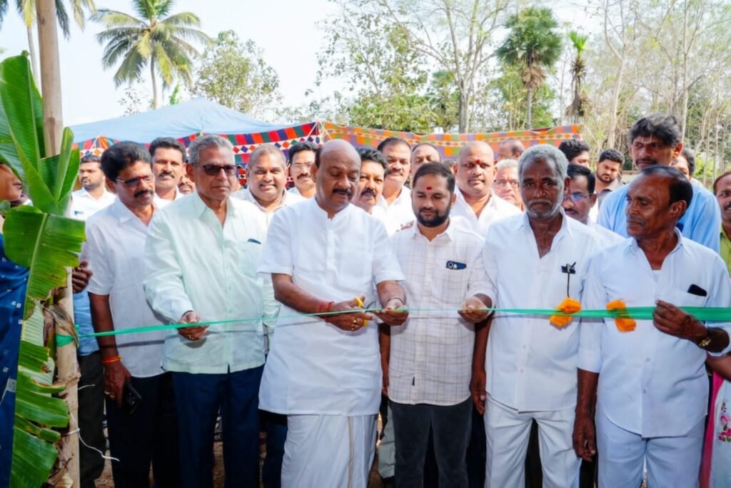 గుమ్మడిగొండలో ఉచిత మెగా పశువైద్యశిబిరం ప్రారంబించిన స్పీకర్