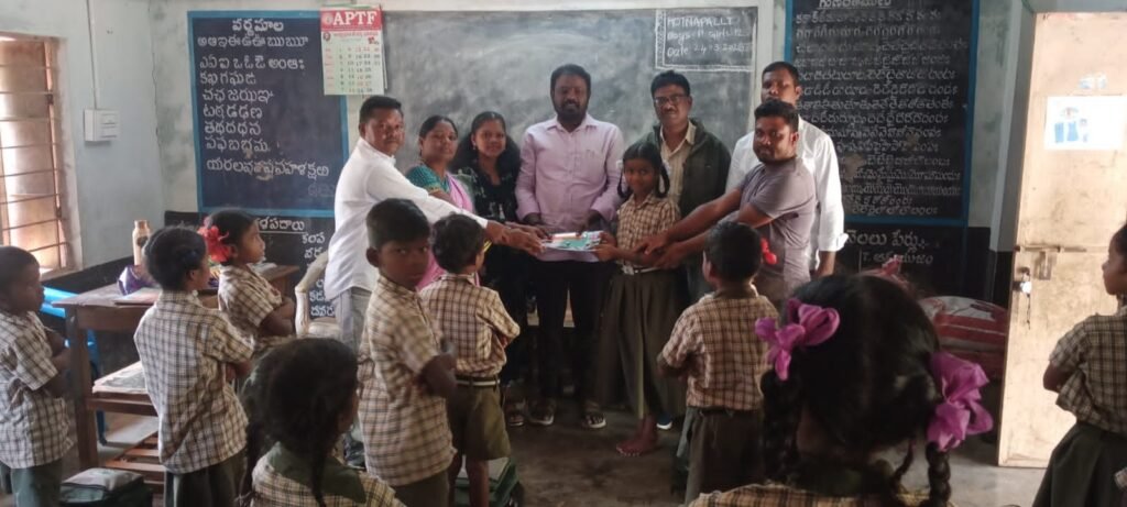 కోట్నాపల్లి గ్రామంలో విద్యార్థులకు పెన్నులు, నోటుపుస్తకాలు పంపిణీ – 