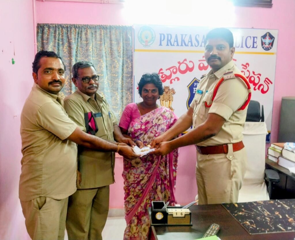 బస్సులో దొరికిన బంగారాన్ని పోలీసులకు అప్పగించిన ఆర్టీసీ సిబ్బంది.