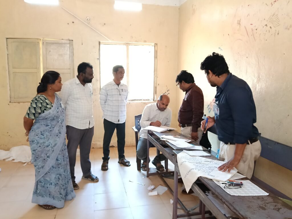 పది తరగతి పరీక్షా కేంద్రాలను తనిఖీ చేసిన తహసిల్దార్ 