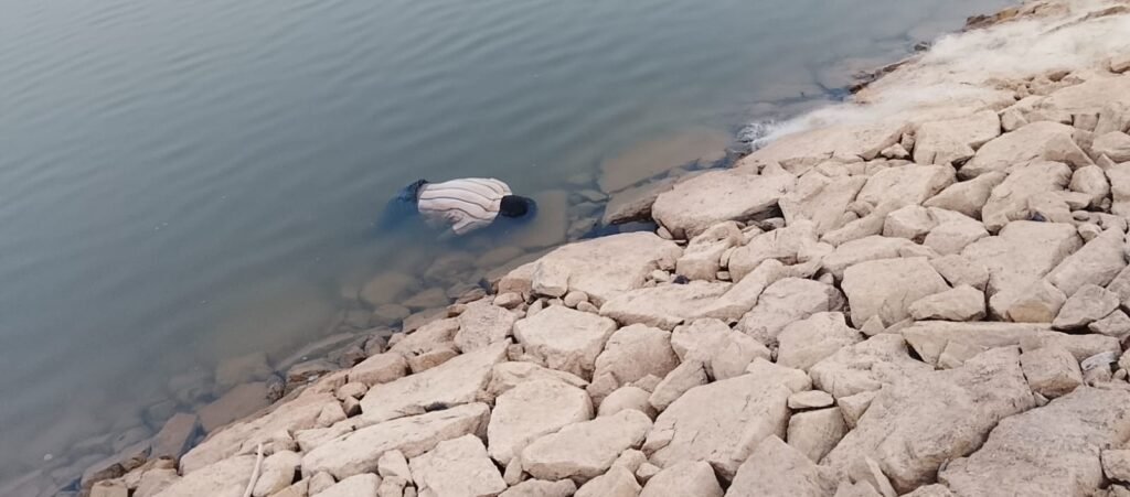 సూరంపాలెం ప్రాజెక్ట్ నీటిలో  తేలిన మృతదేహం