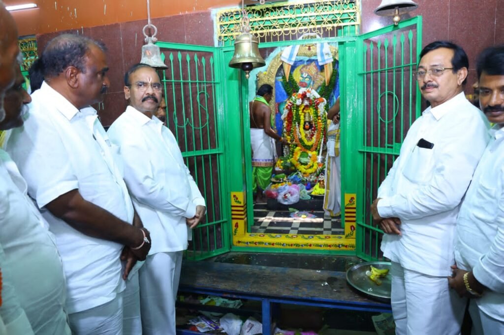 మురికిపూడి బోటు వీరాంజనేయ స్వామి వారిని దర్శించుకున్న ప్రత్తిపాటి.