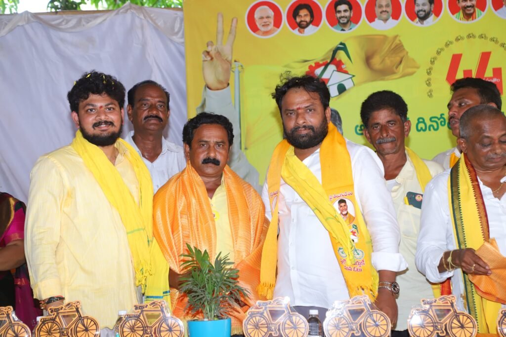 కాజులూరులో టీడీపీ కార్యకర్తకు ఘన సన్మానం