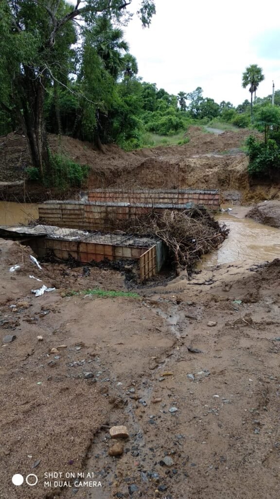మా అమ్మమ్మ మా ఊరికి వంతెన నిర్మించండి సారు..