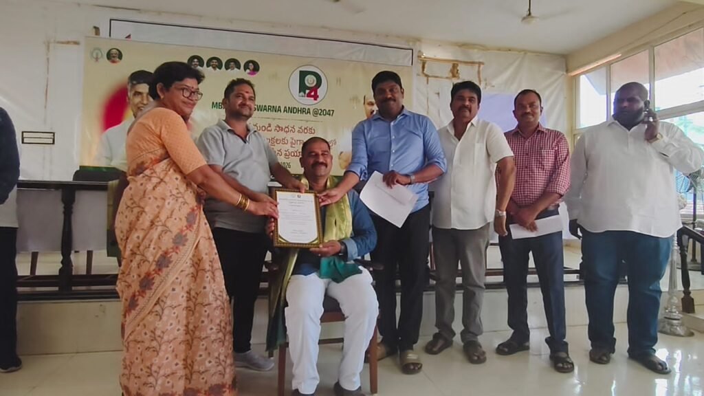 ఉత్తమ మార్గదర్శి అవార్డు అందుకున్న నర్సీపట్నం మార్కెట్ కమిటీ డైరెక్టర్ వెలగా వెంకటకృష్ణారావు