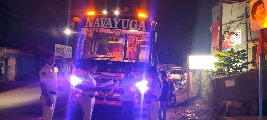 ప్రైవేట్ ట్రావెల్స్‌పై పోలీసుల ప్రత్యేక తనిఖీలు  ప్రయాణికుల భద్రతే లక్ష్యం – ఎస్సై మోహన్ కుమార్