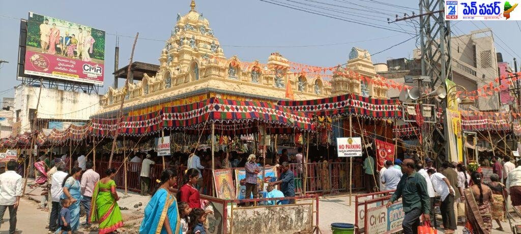 నర్సీపట్నం నూకాంబికా అమ్మవారి దర్సనానికి పోటెత్తిన భక్తజనం