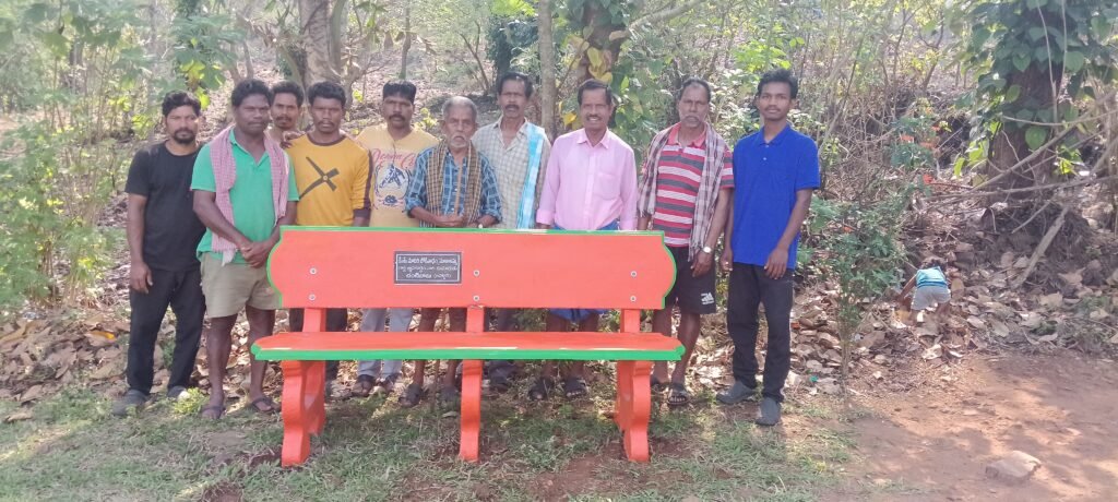 తల్లిదండ్రుల జ్ఞాపకార్థం విశ్రాంతి బల్లల ఏర్పాటు 