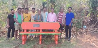 తల్లిదండ్రుల జ్ఞాపకార్థం విశ్రాంతి బల్లల ఏర్పాటు