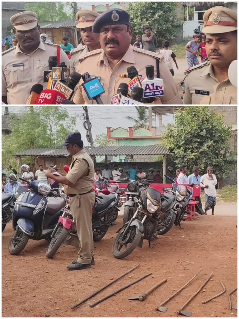 వేలూరు గ్రామంలో పోలీసుల భారీ తనిఖీలు