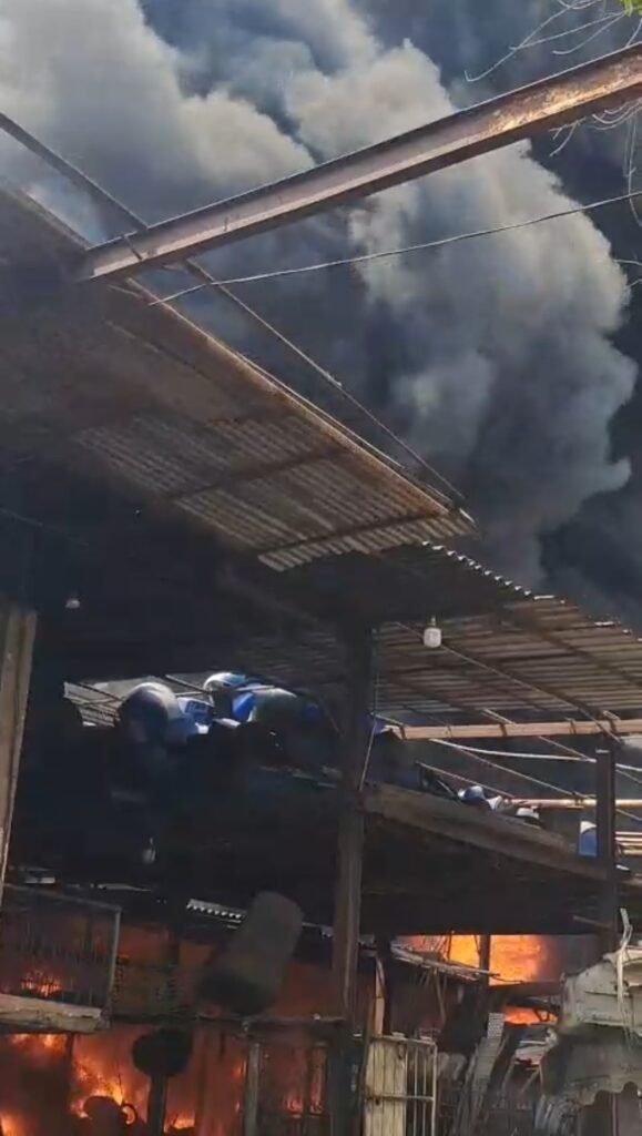 పెట్రోల్ బంక్ పక్కనే స్క్రాప్ గోడౌన్‌లో భారీ అగ్నిప్రమాదం