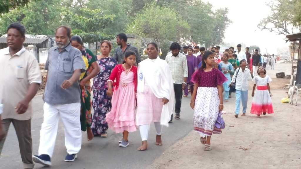 చిలకలూరిపేటలో భక్తిశ్రద్ధలతో క్రైస్తవుల పాదయాత్ర