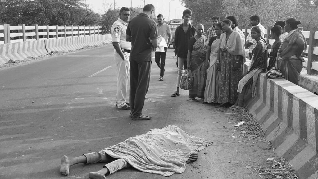 రోడ్డు ప్రమాదం ట్రాక్టర్ ఢీకొని వ్యక్తి మృతి