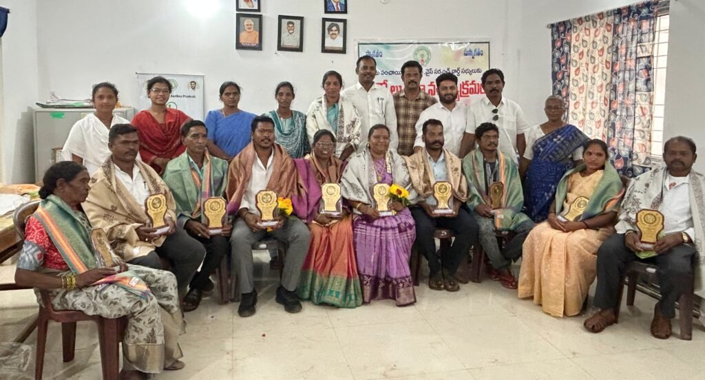 పాలకవర్గ సభ్యులకు సన్మానం