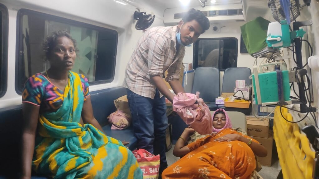 అర్ధరాత్రి వేళ అంబులెన్స్‌లో ప్రసవం