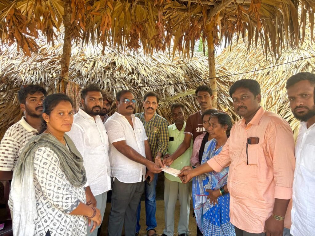 బ్రెయిన్ స్ట్రోక్‌తో మృతి చెందిన సీఆర్‌ఎంటీ ప్రసాద్ కుటుంబానికి ‘చేయూత’ ఆర్థిక సాయం