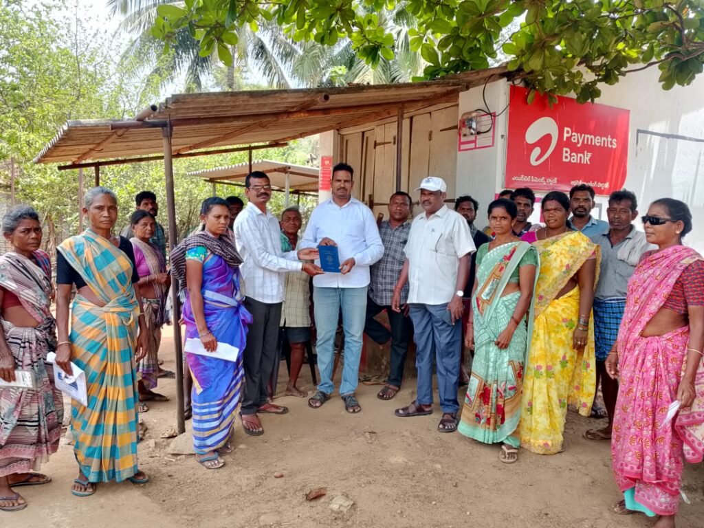 మీ భూమి – మీ హక్కు కార్యక్రమంలో గిరిజన రైతులకు పట్టాల పంపిణీ