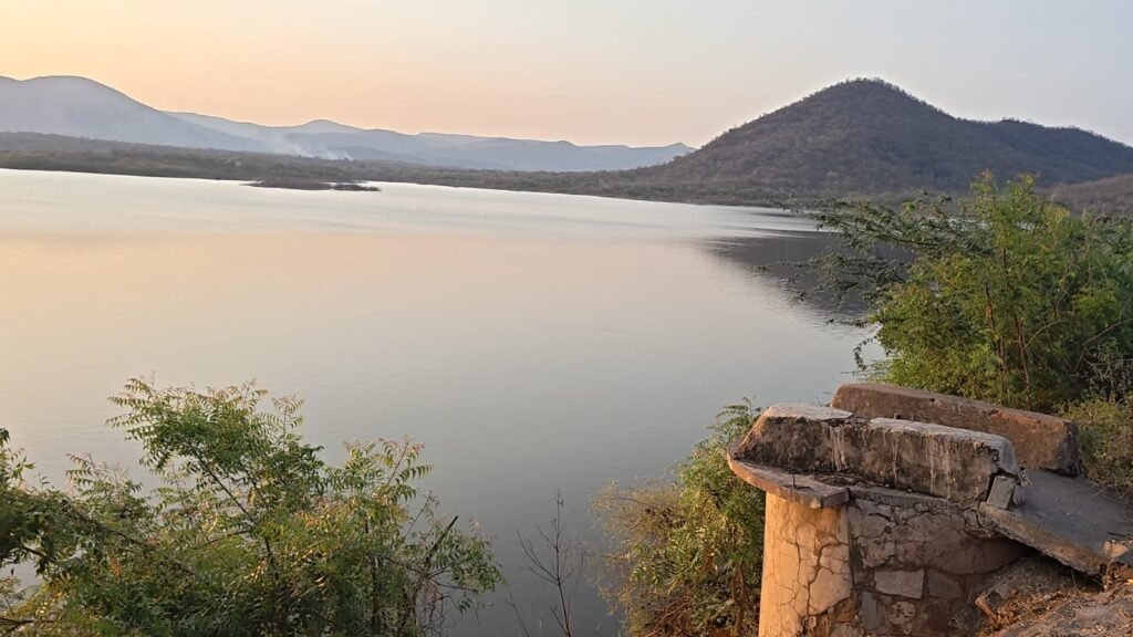 చిన్నకండ్లేరు చెరువుకు గండి..!