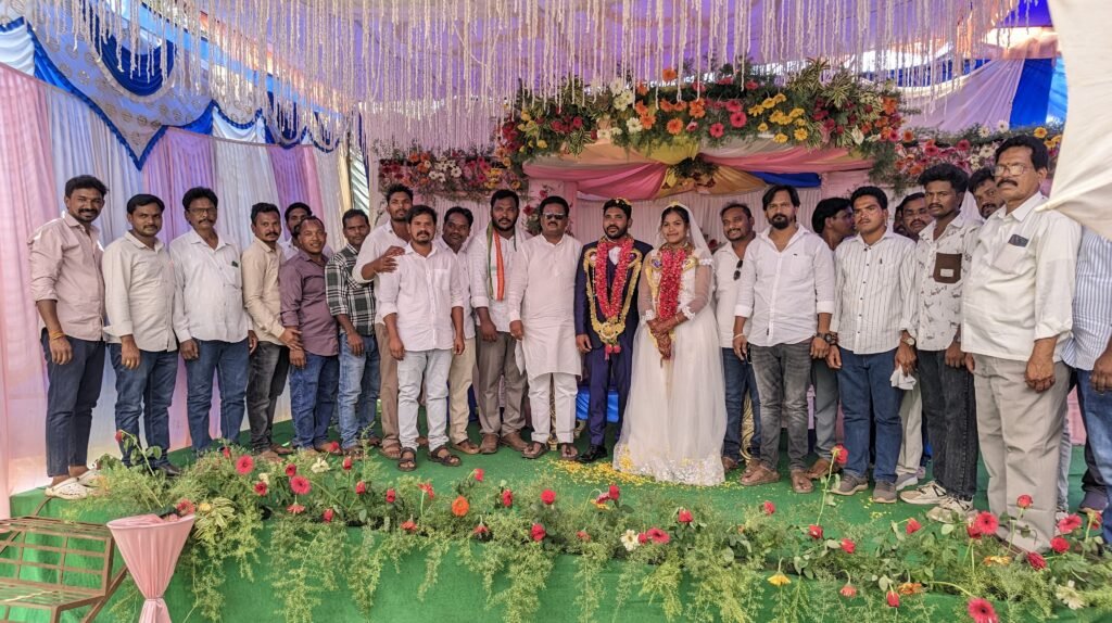 పొర్లుబందలో వివాహ వేడుకలో పాల్గొన్న డాక్టర్ వంపూరు గంగులయ్య