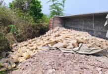 సిమెంట్ లారీ బోల్తా…తప్పిన పెను ప్రమాదం..!