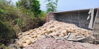 సిమెంట్ లారీ బోల్తా…తప్పిన పెను ప్రమాదం..!