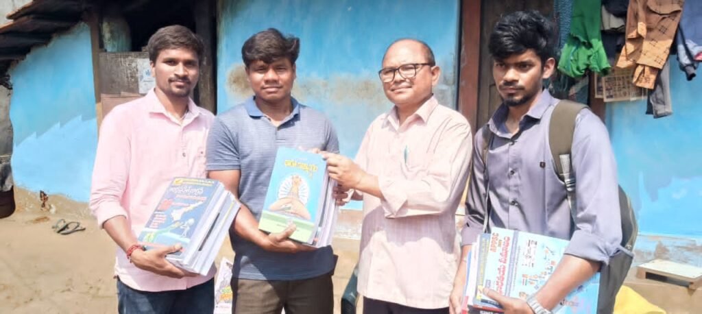 పేద గిరిజన విద్యార్థులకు గ్రూప్స్ మెటీరియల్ అందజేసిన ఉప తహసీల్దార్ 