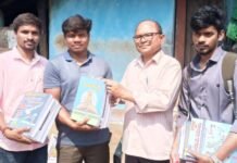 పేద గిరిజన విద్యార్థులకు గ్రూప్స్ మెటీరియల్ అందజేసిన ఉప తహసీల్దార్
