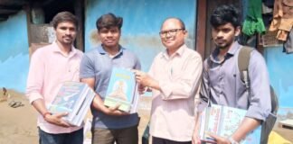 పేద గిరిజన విద్యార్థులకు గ్రూప్స్ మెటీరియల్ అందజేసిన ఉప తహసీల్దార్