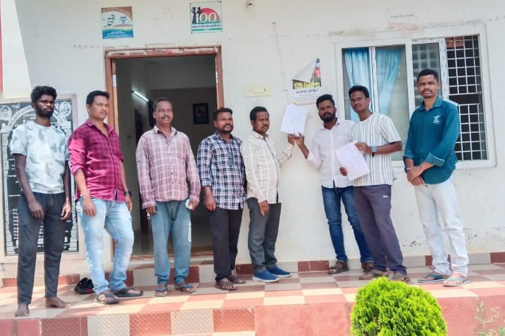 దామనపల్లి స్వర్ణ గ్రామం కార్యాలయంలో ఓటర్ల జాబితా ప్రదర్శన.. పేరు పరిశీలించుకోవాలని సూచన