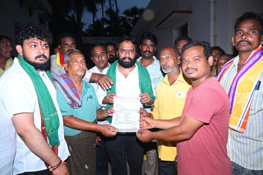 మరణించిన కార్యకర్త కుటుంబానికి రూ.5 లక్షల భీమా