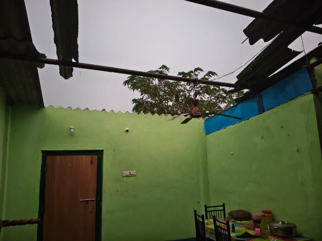 భారీ వర్షాలకు ఇల్లు కోల్పోయిన బాధితుడికి సహాయం చేయాలి