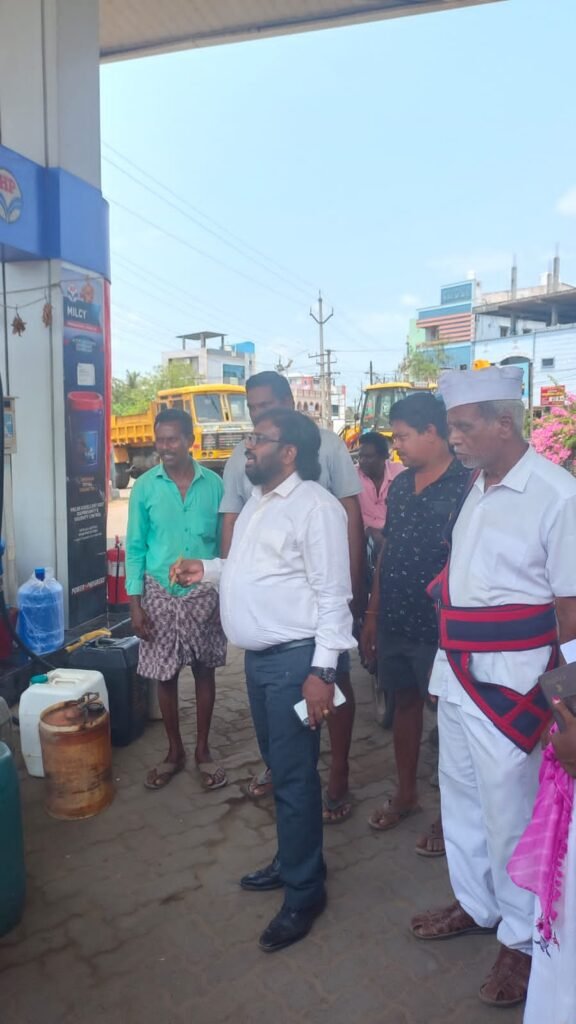 గొల్లపాలెంలో పెట్రోల్ బంకుల తనిఖీ