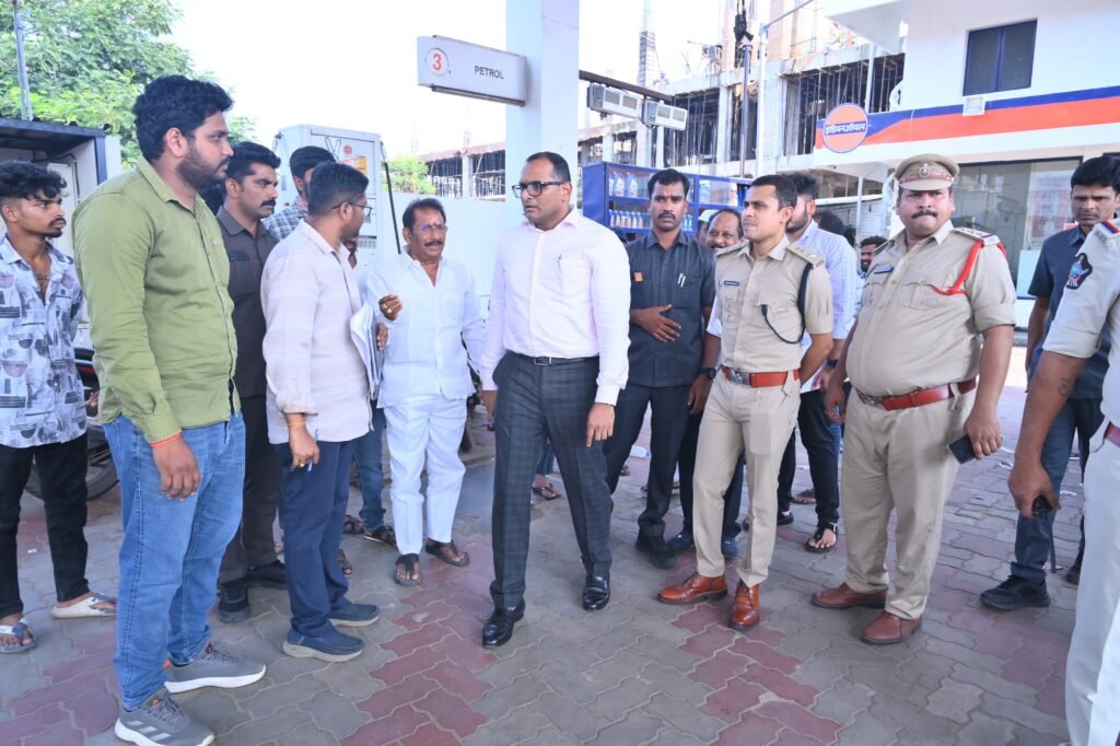 పెట్రోల్, డీజిల్ బంకుల వద్ద పటిష్ట బందోబస్తు – కాకినాడ ఎస్పీ