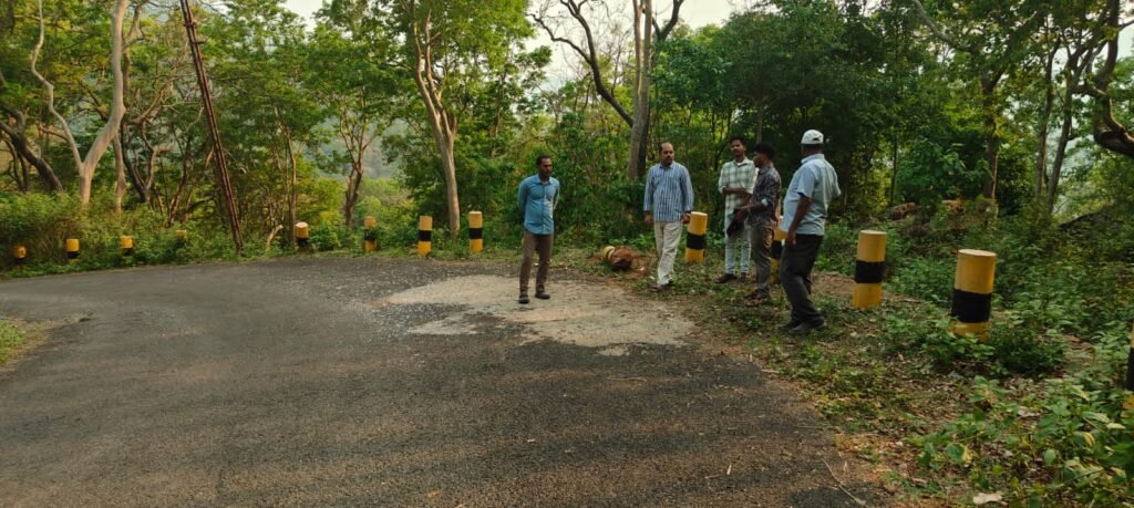 బొంతువలస ఘాట్ రోడ్డుపై ప్రమాద స్థలాల పరిశీలన
