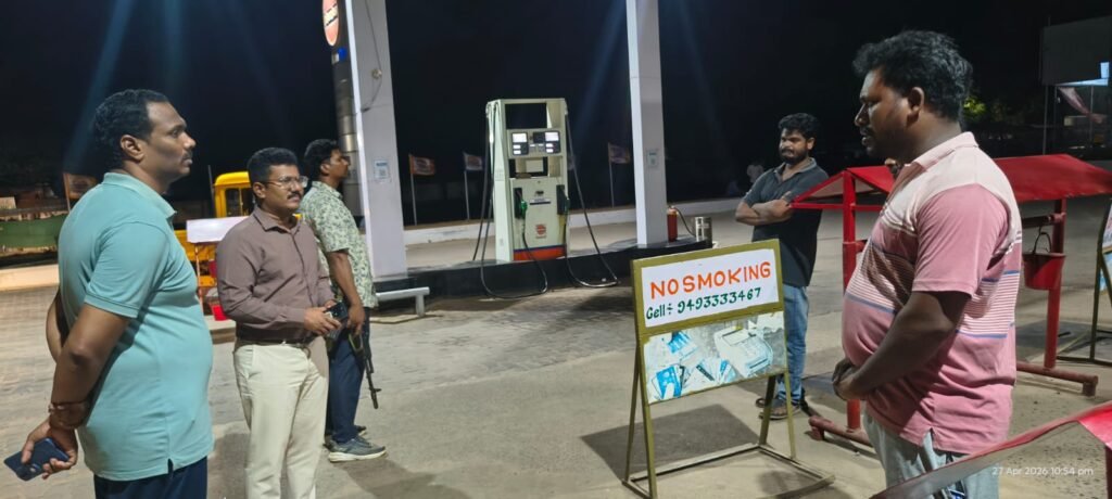 పెట్రోల్ బంకులపై అర్ధరాత్రి అకస్మాత్తు తనిఖీలు
