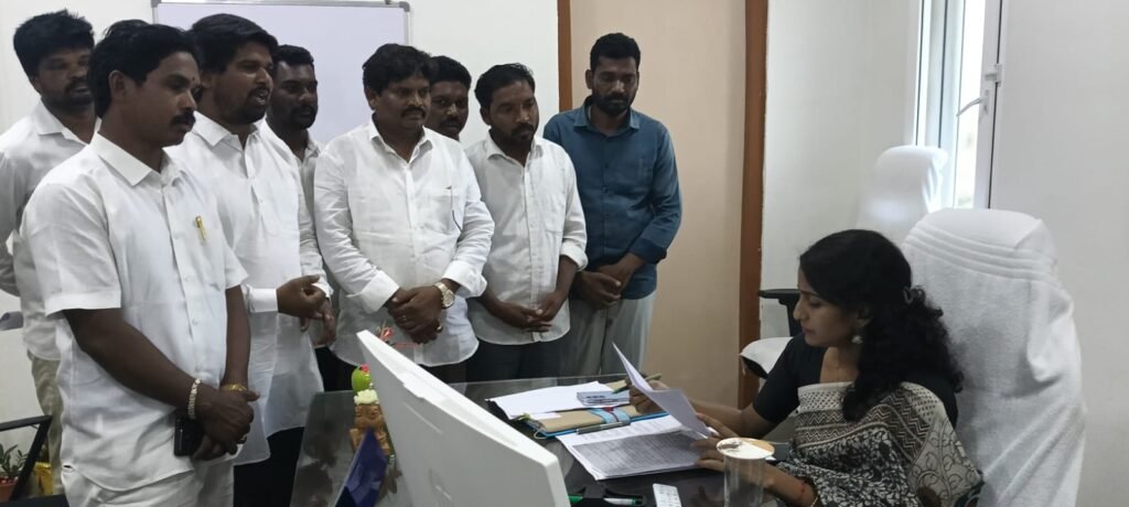 ఉపాధి హామీలో ఫేషియల్ హాజరు రద్దుకు డిమాండ్: కలెక్టర్‌కు వినతి  