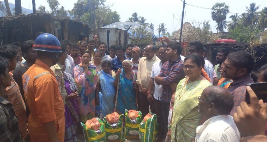 కోనలోవ అగ్ని ప్రమాద బాధితులను ఆదుకుంటాం ఎమ్మెల్యే శిరీష దేవి..