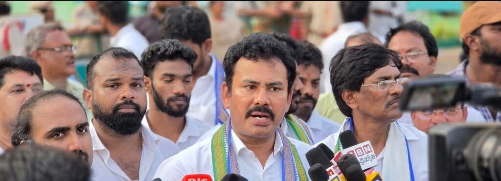 ప్రజా ఆస్తుల లీజింగ్‌పై వివాదం   స్టేడియాల్లో వాకింగ్‌కూ ఫీజులపై ఆందోళన