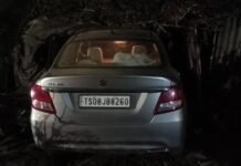 పేటలో అదుపుతప్పిన కారు